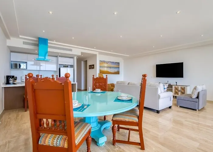 Ferienhaus Charming Coastal With Ocean Views, Pool, Gym And Shared Amenities