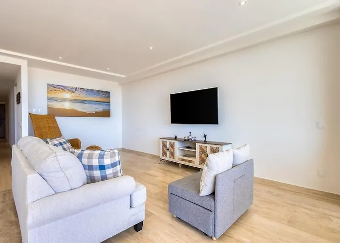 Ferienhaus Charming Coastal With Ocean Views, Pool, Gym And Shared Amenities *