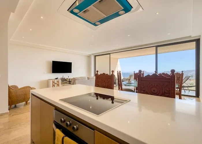 Ferienhaus Charming Coastal With Ocean Views, Pool, Gym And Shared Amenities *