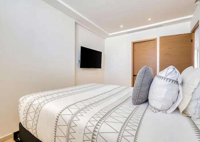 Charming Coastal With Ocean Views, Pool, Gym And Shared Amenities Ferienhaus