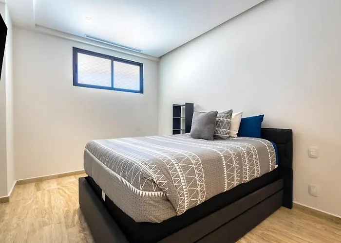 Charming Coastal With Ocean Views, Pool, Gym And Shared Amenities *