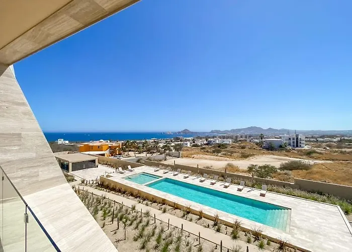 Charming Coastal With Ocean Views, Pool, Gym And Shared Amenities *
